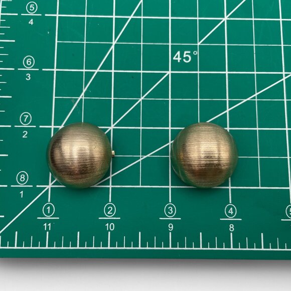 Vintage SARAH COVENTRY Large Round Textured Gold-Tone Clip-On Earrings Large - Picture 8 of 8